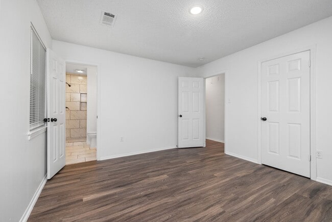 Building Photo - 3 bedroom, 2 bath recently updated in Horn...