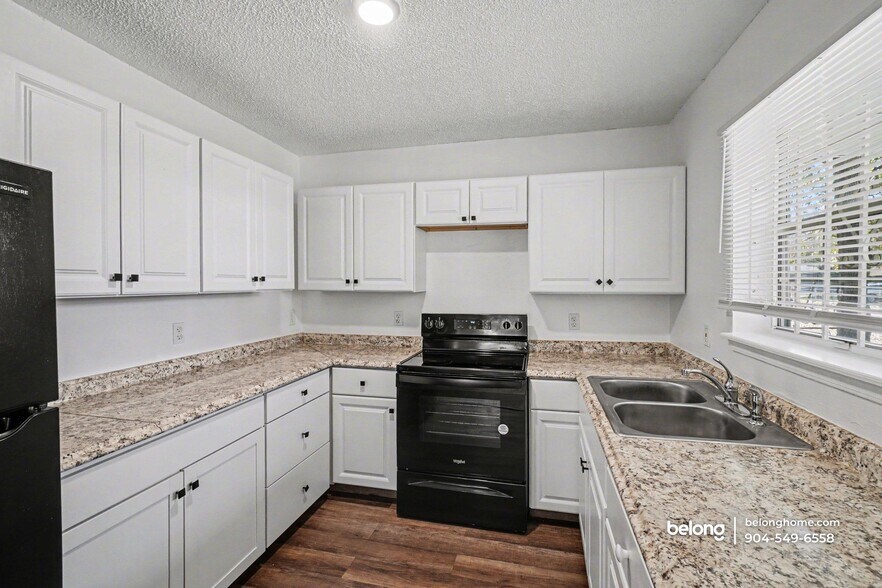 Building Photo - 1995 W 4th St