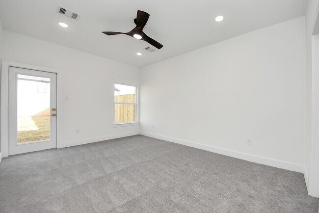 Building Photo - 8125 Cabot St