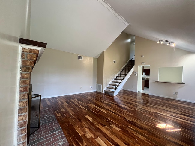 Building Photo - Great condo in great location