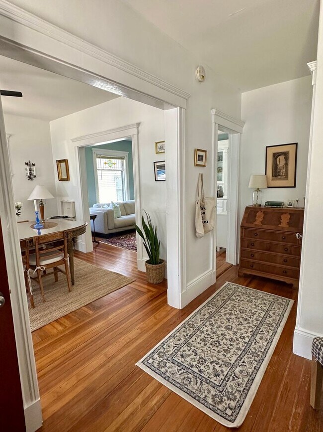 Building Photo - The Perfect 2bed/1bath with Porch, Private...