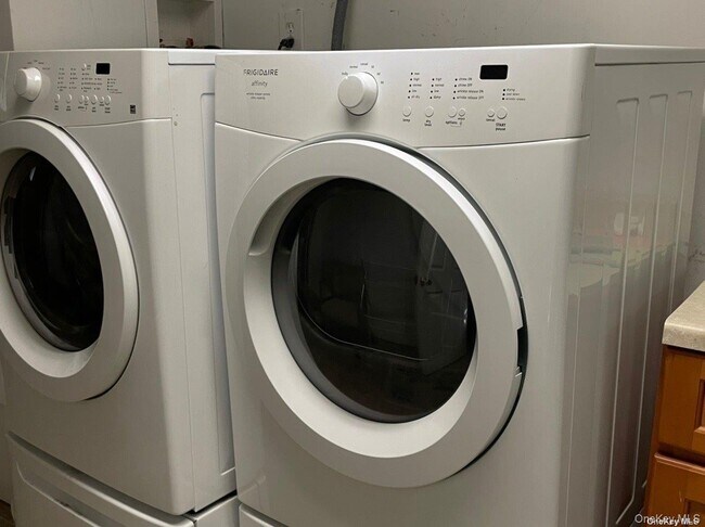 Building Photo - 20 Dewey St