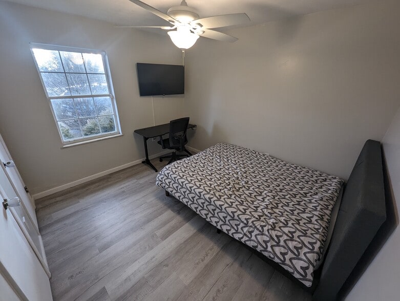 Furnished Bedroom - 1993 Washington St E