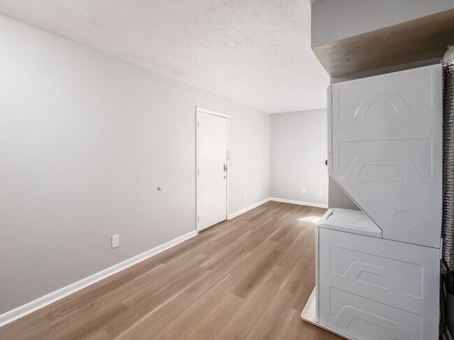 Building Photo - 105 W 8th Ave