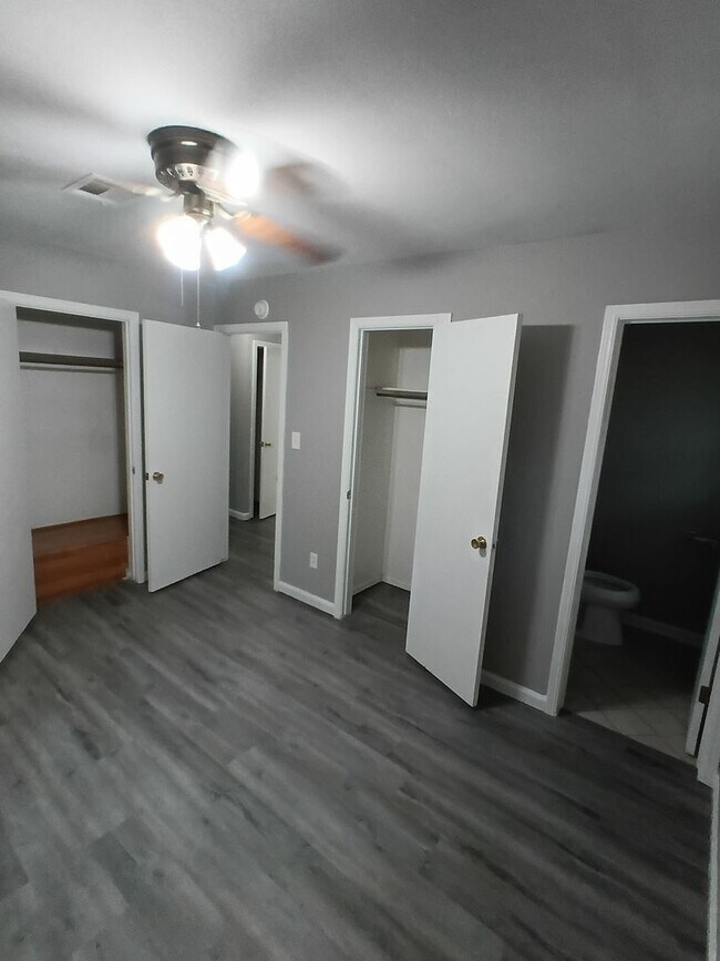 Building Photo - Wonderful Kitchen & New flooring! FIRST FU...