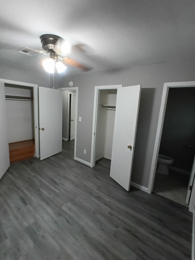 Building Photo - Wonderful Kitchen! New flooring!