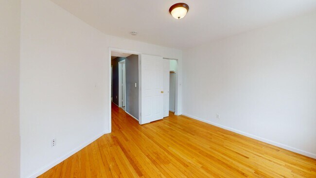 Building Photo - Newly Available Three Bedroom Condo in Col...