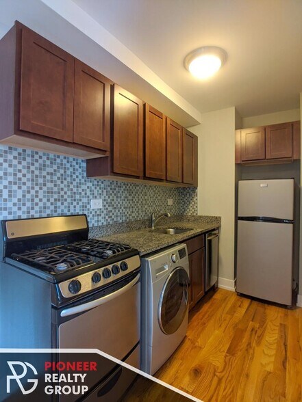 Building Photo - 560 W Arlington Pl