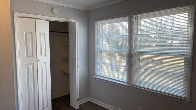 Building Photo - 3 bedroom 1 bathroom house available