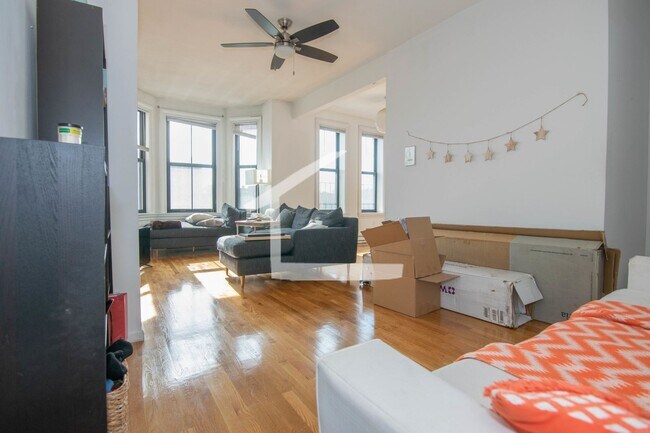 Building Photo - Beautiful 3 Bedroom Available 9/1/26