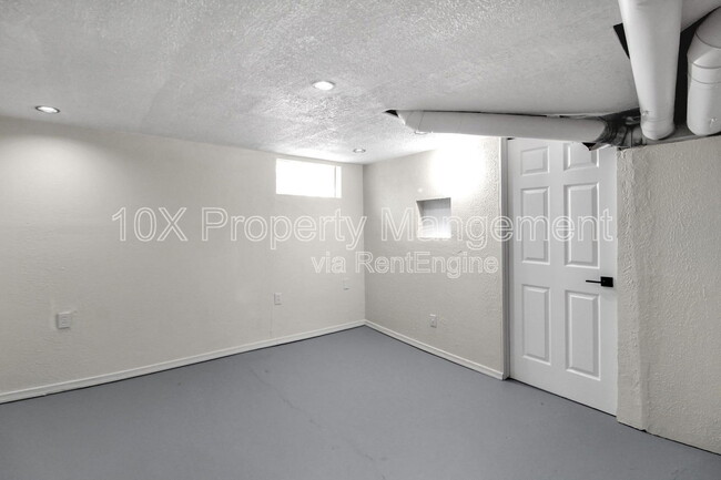 Building Photo - 1047 S James Rd