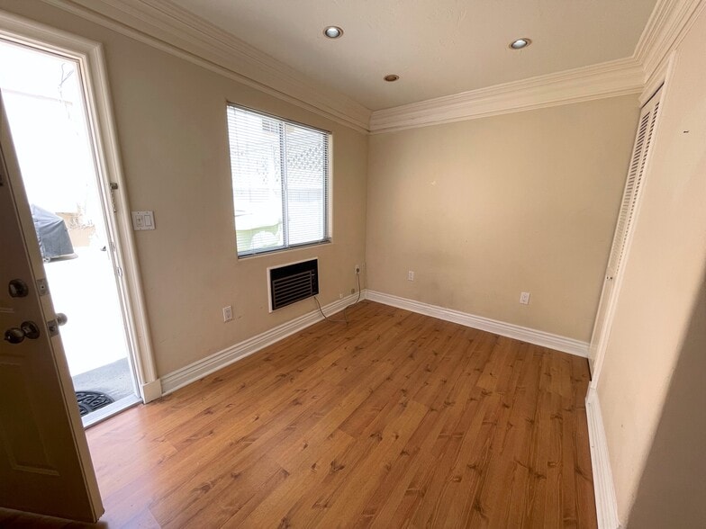 Building Photo - 152 N Arnaz Dr