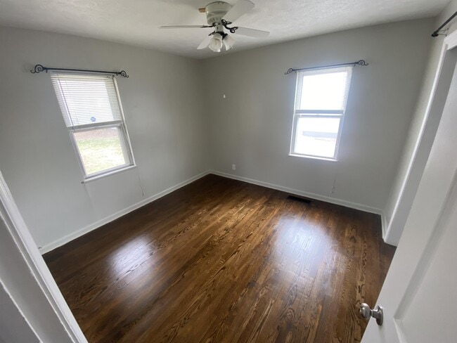 Building Photo - 877 Windsor Dr