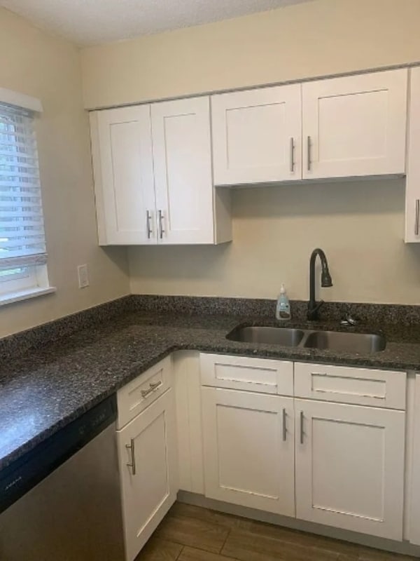 Building Photo - 106 E Rhodes Dr