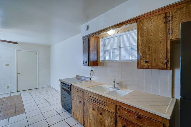 Building Photo - $500 OFF FIRST MONTH RENT! READY TO VIEW N...