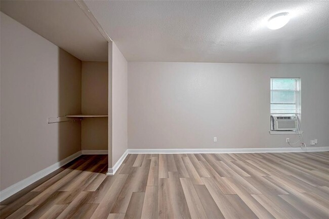 Building Photo - 5118 Plum Dr