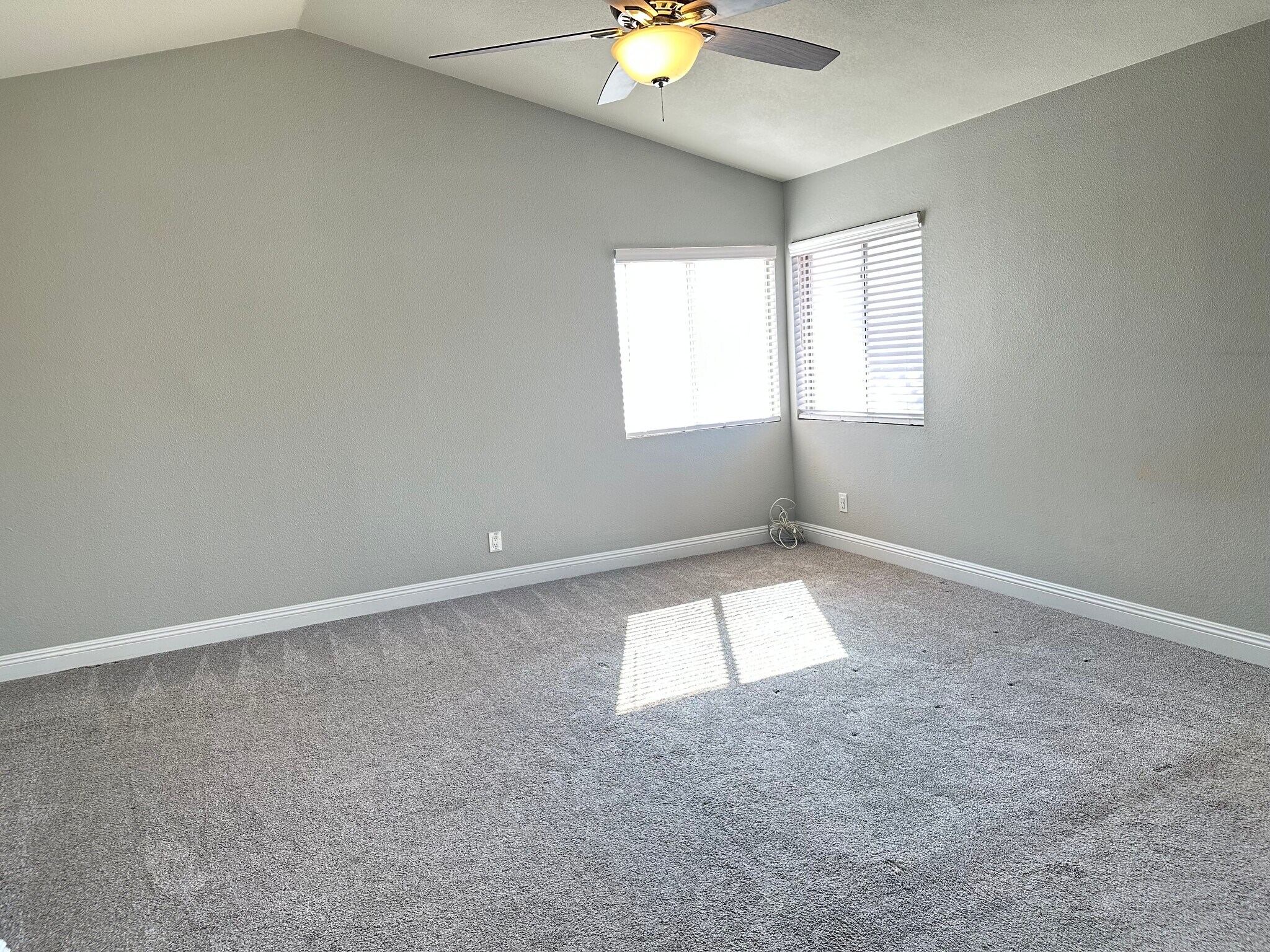 Master bedroom with en-suite - 3320 Haven Beach Way