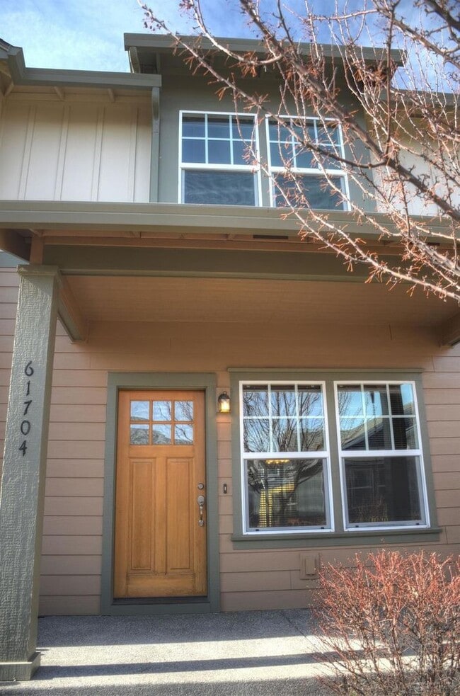 Building Photo - ** $1000 OFF FIRST MONTH** Darling Townhou...