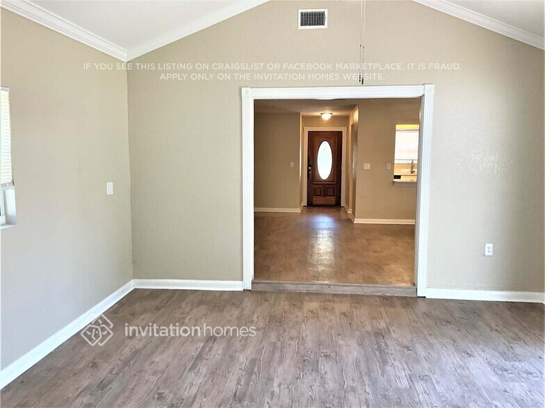 Building Photo - 1725 Pine Tree Dr