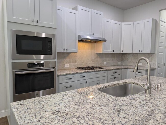 Building Photo - 3112 Bouchette Cove