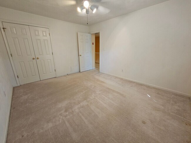 Building Photo - Estates of Greenbrier