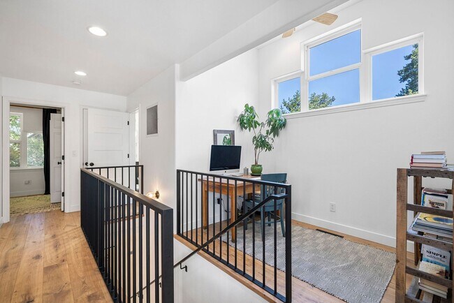 Building Photo - Find a piece of serenity in Historic Old Bend! (Unfurnished)