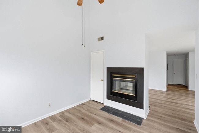 Building Photo - 13405 Shady Knoll Dr