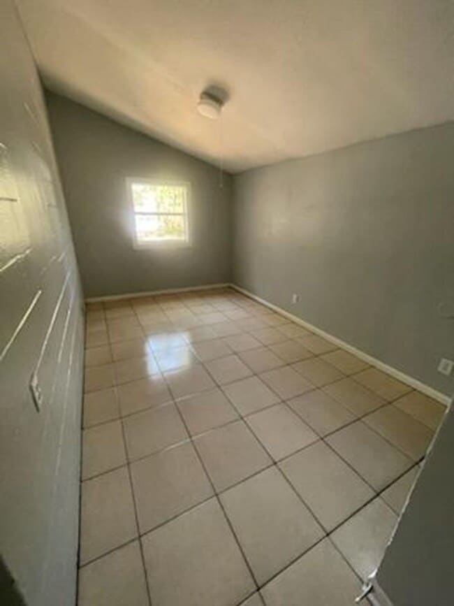 Building Photo - NICE 3BR/1BA Home With Large Yard, Covered...
