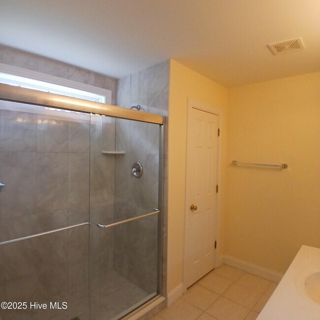 Building Photo - 4999 Glen Cove Dr SE