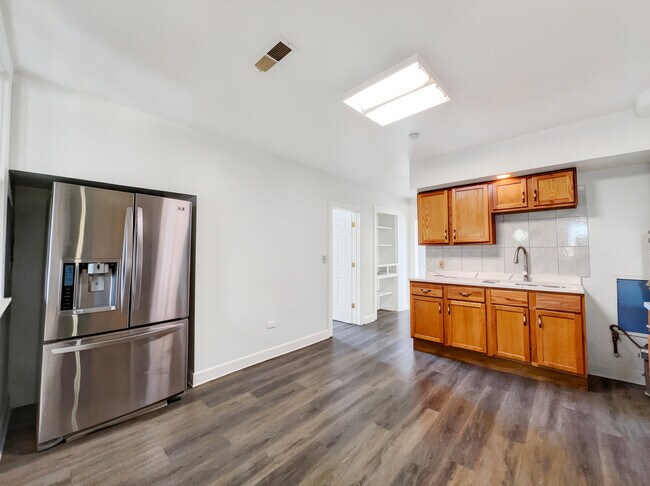 Building Photo - 9046 S Brandon Ave