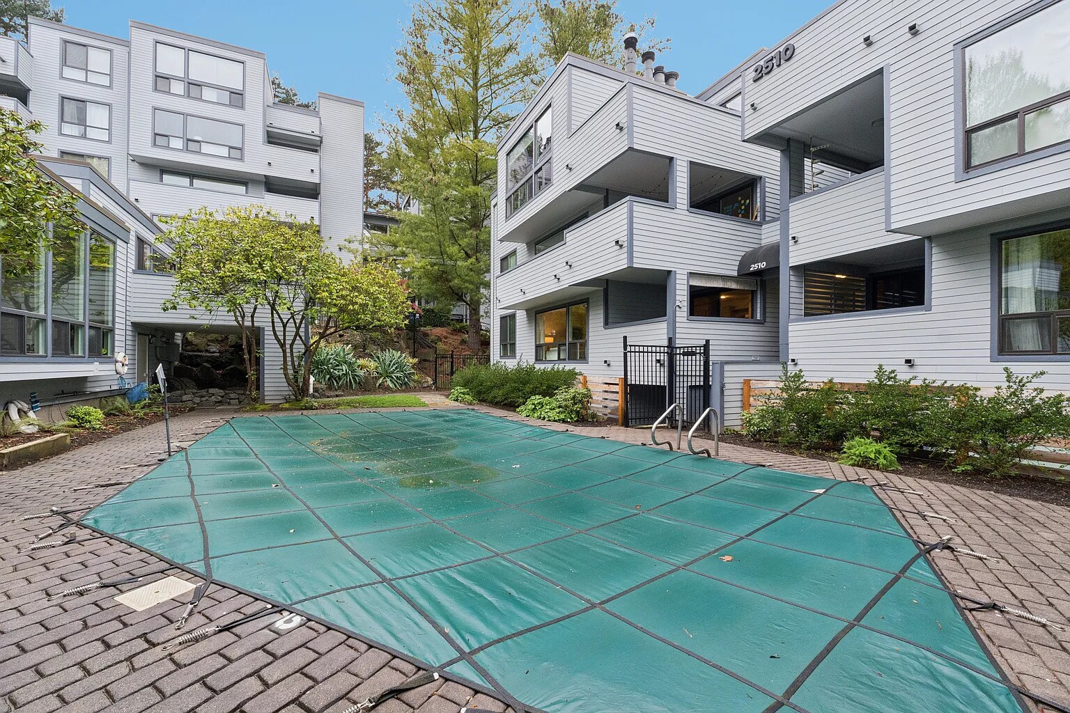Building Photo - 2500 W Manor Pl