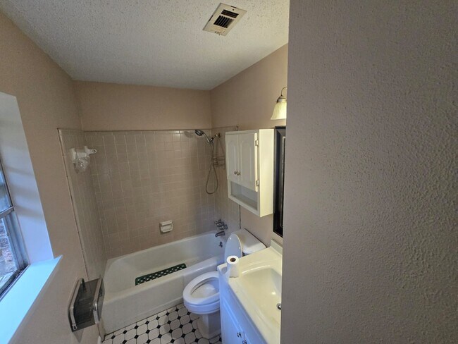 Building Photo - 34 Pembrook Cir