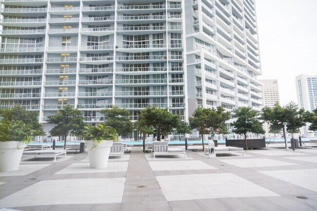 Building Photo - 495 Brickell Ave