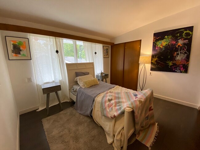 Building Photo - 2104 Zuppke Dr