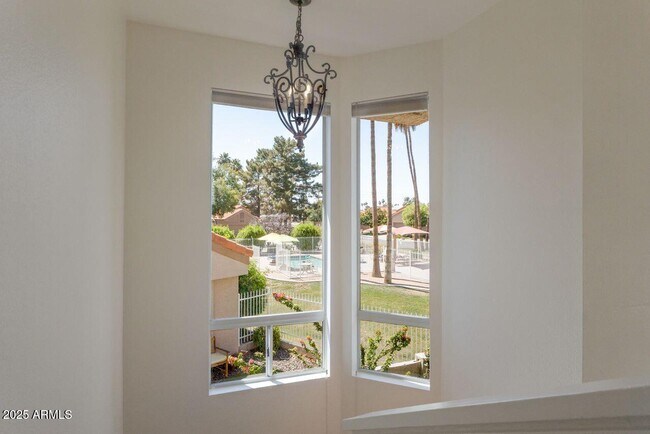 Building Photo - 4020 E Laurel Ln