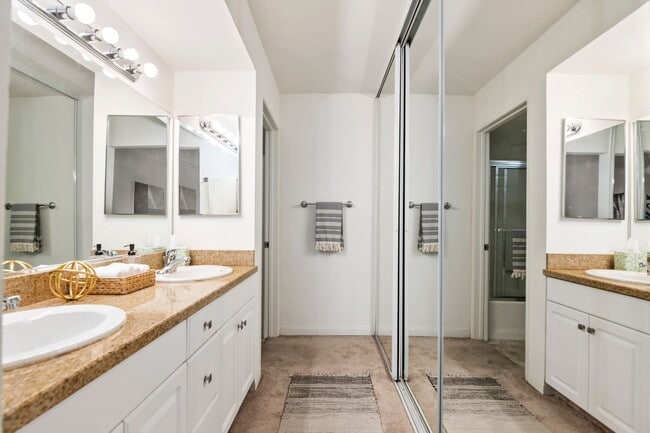 Building Photo - Great Woodland Hills Location!