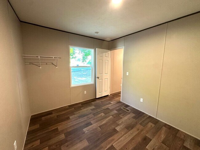 Building Photo - Brand new Efficiency 1 BR mobile home with large bonus room