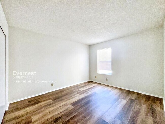 Building Photo - Lovely 2-Bed, 2-Bath Condo with Great Loca...