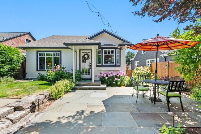 Building Photo - 3bd/1.75ba Seattle Home