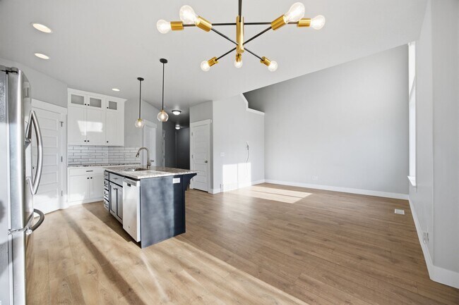 Building Photo - Stunning townhome on Sleepy Ridge