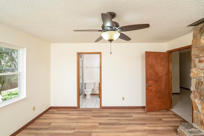 Building Photo - 328 Linden Rd