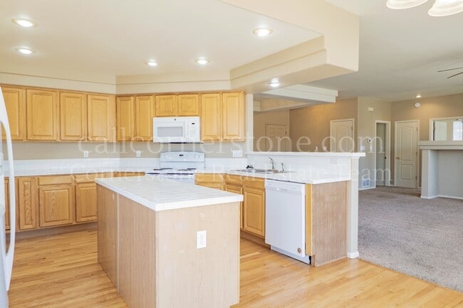 Building Photo - 3305 Hollycrest Dr