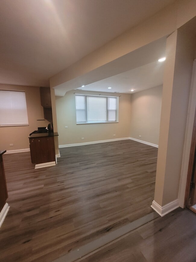 Building Photo - 3439 W Belle Plaine Ave