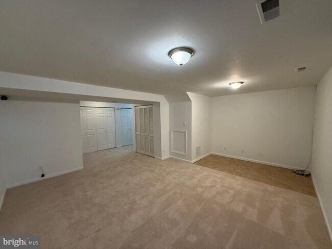 Building Photo - 3 Coachlight Dr