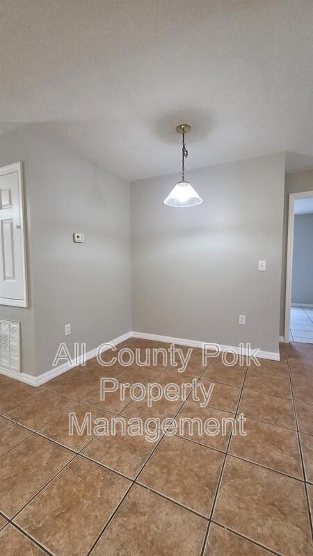 Building Photo - 1210 Fairway Dr
