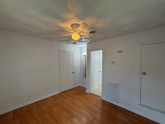 Building Photo - 211 Skyway Dr