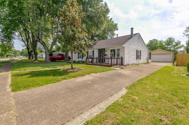 Building Photo - Charming house near IVY Tech