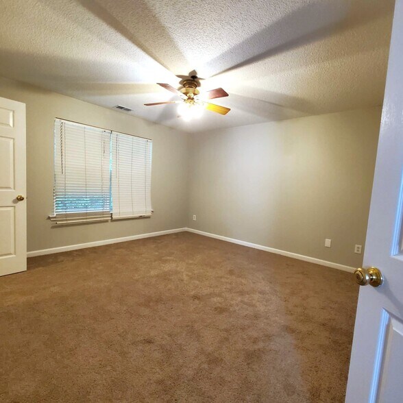 Building Photo - 300 Cottonwood Creek Cir