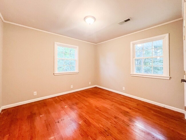 Building Photo - 5/3 updated Mid-Century Modern with original hardwoods