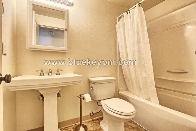 Building Photo - 3 Bed, 2.5 Baths Home with Family Room and Office in Mt. Vista